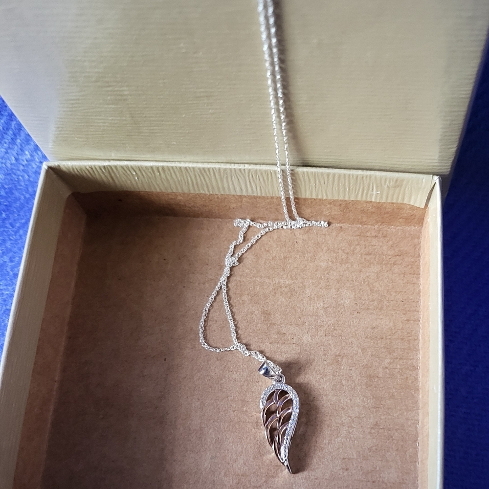 White diamond rose gold angel wing pendant with chain. - Picture 6 of 11